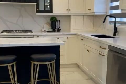 Main Floor Kitchen & Island – Toronto, ON